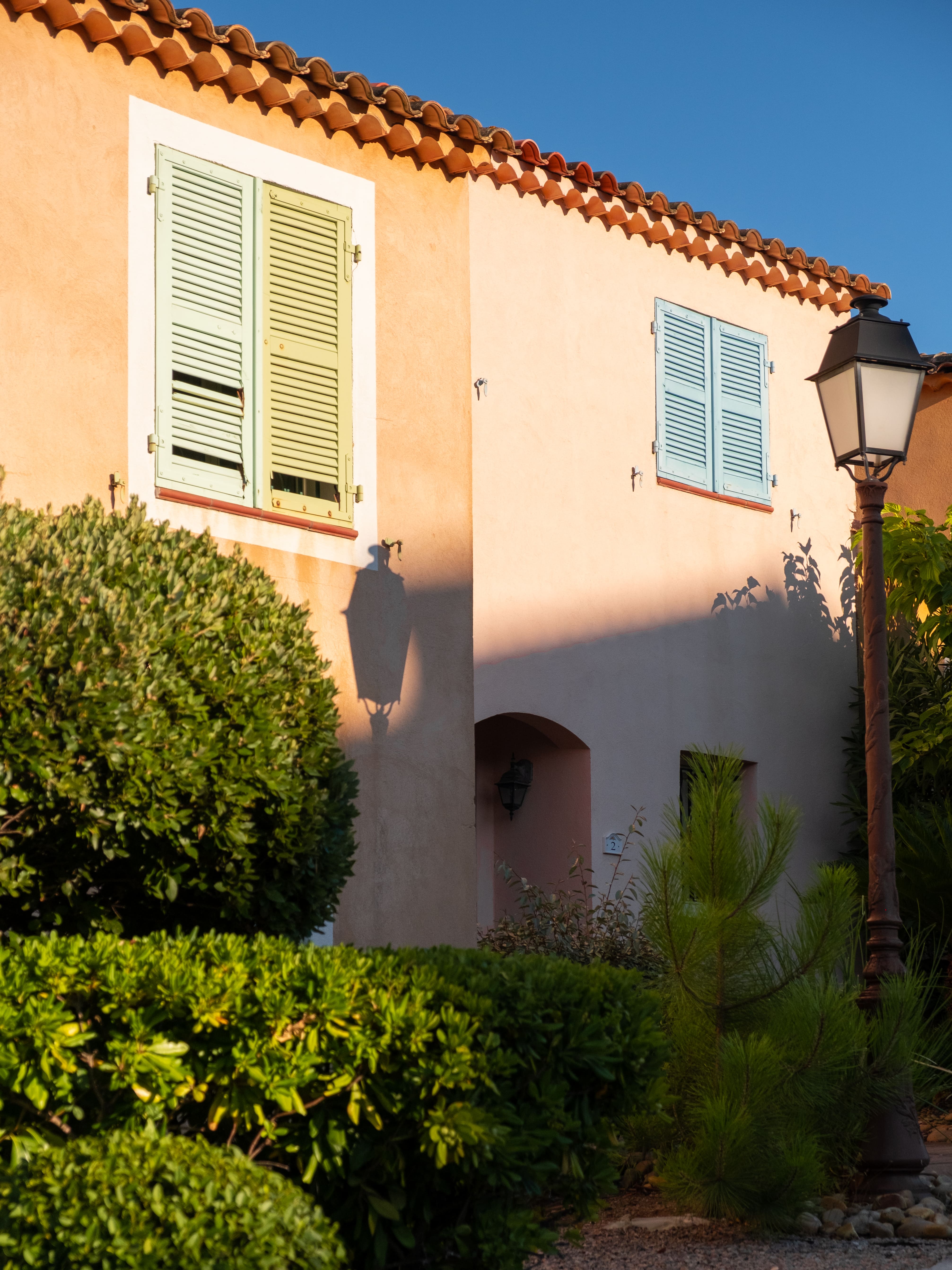 colourful houses in the French Riviera area, taken with the Fujifilm X-T4 camera, by Isabel Dröge