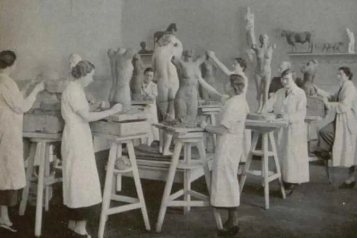 Photograph of a sculpture class at the Verein Kunstschüle für Frauen und Mädchen, 1937