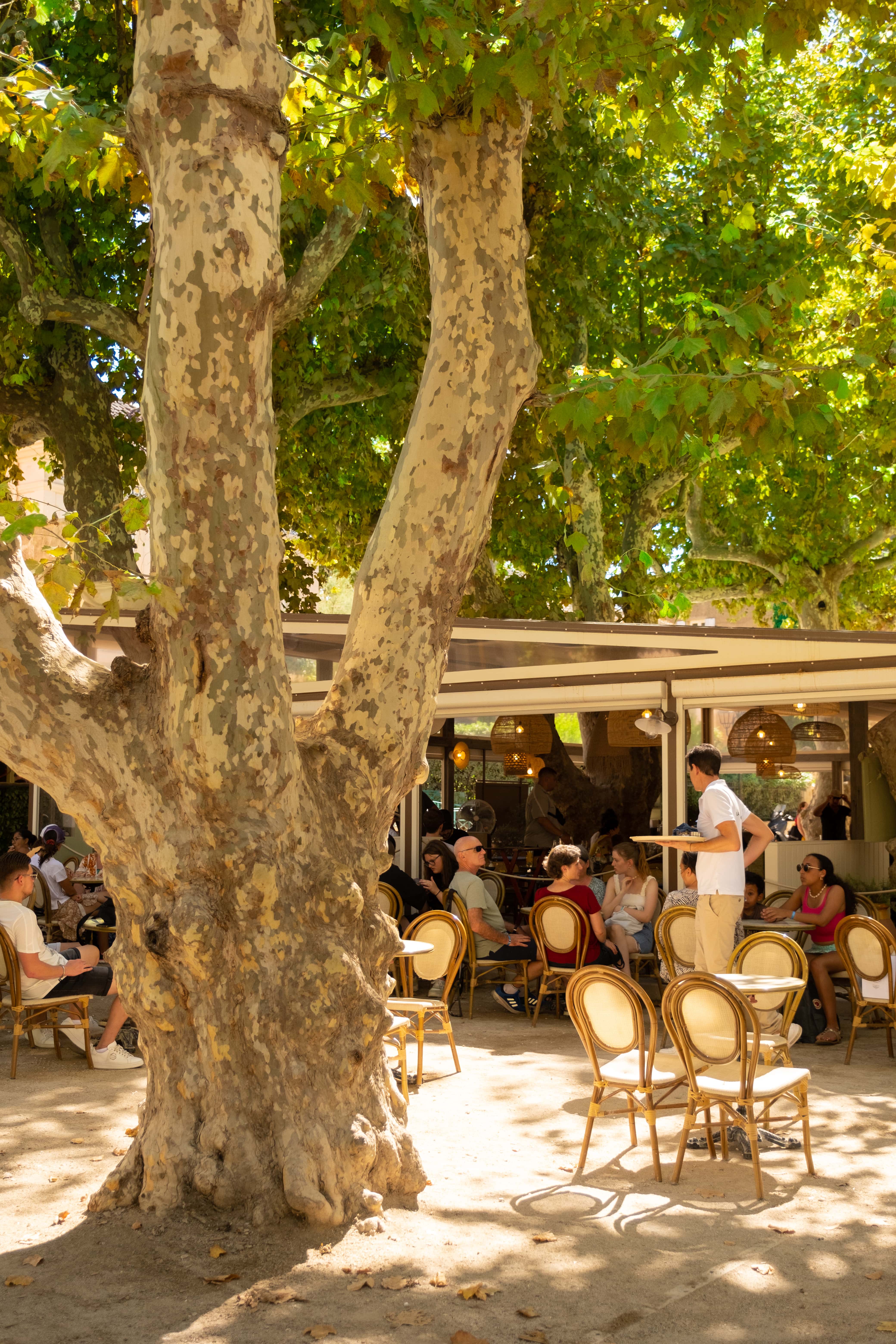 Square in Saint-Tropez, France, taken with the Fujifilm X-T4 camera, by Isabel Dröge